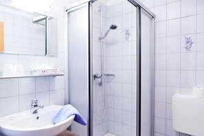 Een douche, een haardroger, handdoeken