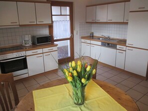 Jääkaappi, mikroaaltouuni, uuni, astianpesukone