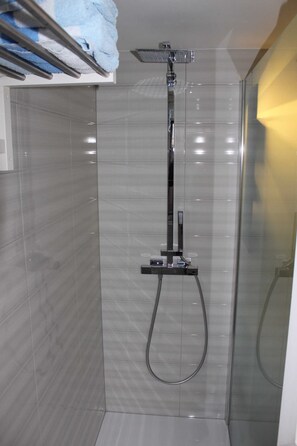 Douche, sèche-cheveux, serviettes fournies, papier toilette