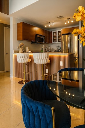 Coffee/tea maker, fridge, microwave, oven - Top Miami Location! Rooftop Pool+BBQ+Golf+Parking (Miami)
