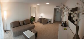 TV - Junior Suite - TAOme - Feng Shui Stadhotel Breisgau (Emmendingen)