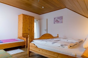 3 bedrooms, travel crib, WiFi, bed sheets
