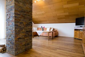 TV, fireplace
