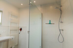 Douche, séchoir à cheveux, savon, papier de toilette