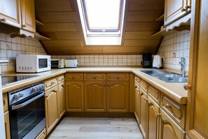 Kühlschrank, Mikrowelle, Ofen, Wasserkocher mit Kaffee-/Teezubehör