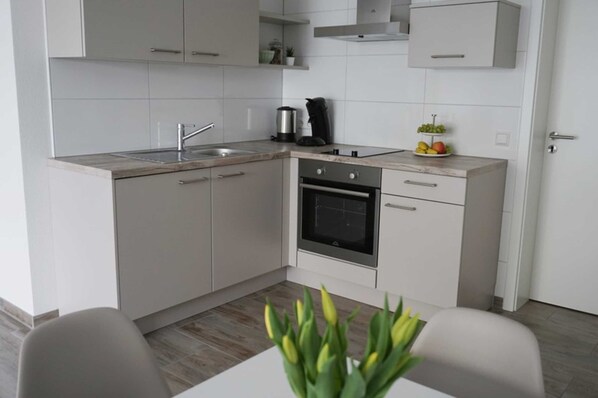 Fridge, oven, highchair - Apartment Soda - Apartment soda (Rust)