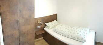 Single room with WC and shower / bath - Guesthouse Tagescafe Eckenfels