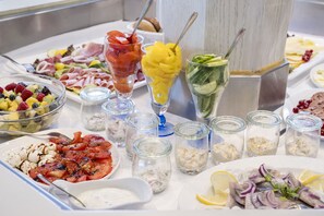 Food and drink - Single room balcony - Hotel Ilmenautal (Bad Bevensen)