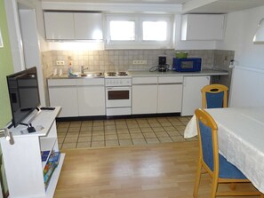 Kjøleskap, mikrobølgeovn, ovn og kaffetrakter/tekoker