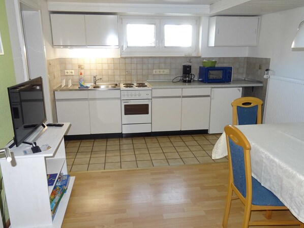 Kühlschrank, Mikrowelle, Ofen, Wasserkocher mit Kaffee-/Teezubehör