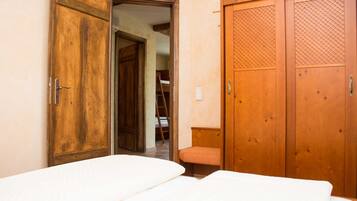 2 habitaciones, caja de seguridad en la habitación y escritorio