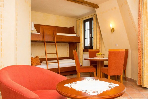 2 chambres, coffres-forts dans les chambres, bureau, lit parapluie