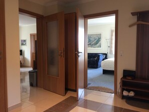 1 Schlafzimmer, Zimmersafe, Schreibtisch, Bügeleisen/Bügelbrett