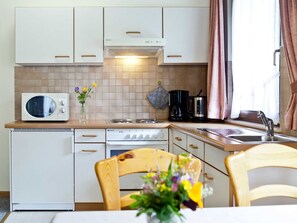 Køleskab, mikrobølgeovn, ovn, højstol