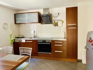 Fridge, oven, dishwasher, coffee/tea maker