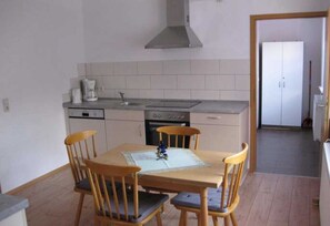 Kühlschrank, Mikrowelle, Ofen, Geschirrspüler