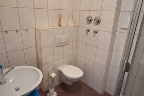 Suihku, hiustenkuivaaja, pyyhkeet, saippua