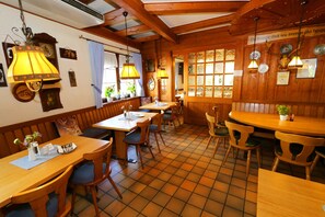 Dining - Single room Cat. A, non-smoking, WC and shower - Hotel Werneths Landgasthof (Rheinhausen)
