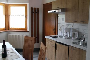 Refrigerador, microondas y periquera 