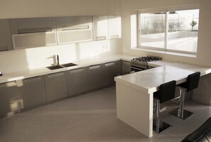 大型雪櫃/冰箱、公共區域設有微波爐、爐具、廚房用具/餐具/器皿