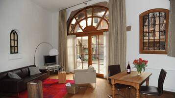 Een televisie en een open haard