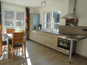 Køleskab, ovn, opvaskemaskine, kaffe-/temaskine