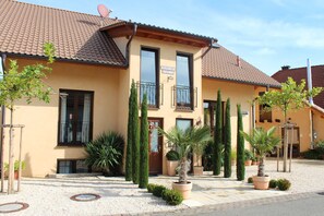 Exterior - Two-Bedroom Apartment (5) - Pension Vanii (Rust)