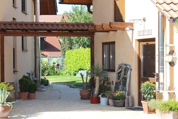 Property grounds - Two-Bedroom Apartment (5) - Pension Vanii (Rust)