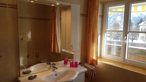 Douche, sèche-cheveux, serviettes fournies, papier toilette