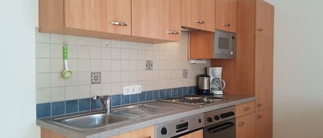 Mikrowelle, Ofen, Geschirrspüler, Wasserkocher mit Kaffee-/Teezubehör