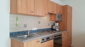 Mikrowelle, Ofen, Geschirrspüler, Gefrierschrank