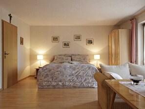 1 bedroom, bed sheets