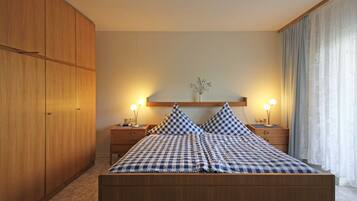 1 bedroom, bed sheets