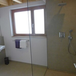 Douche, sèche-cheveux, serviettes fournies