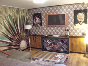 TV, books, music library, stereo