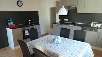 Kühlschrank, Ofen, Geschirrspüler, Hochstuhl