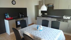 Kühlschrank, Ofen, Geschirrspüler, Hochstuhl