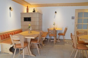 Dining - Double room 3 with toilet and shower, 1 - 3 persons - Mosertonihof (Elzach)