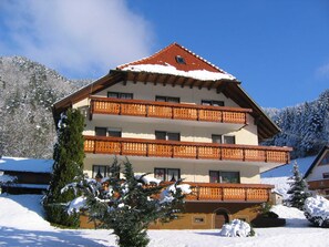 Unclassified image, 2 of 28, button - Double room 3 with toilet and shower, 1 - 3 persons - Mosertonihof (Elzach)