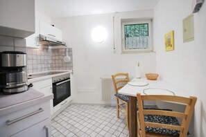 Wasserkocher mit Kaffee-/Teezubehör, Kühlschrank, Mikrowelle, Ofen