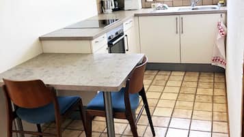 Een koelkast, een magnetron, een oven, een koffiezetapparaat/waterkoker