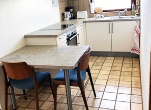 Kühlschrank, Mikrowelle, Ofen, Wasserkocher mit Kaffee-/Teezubehör