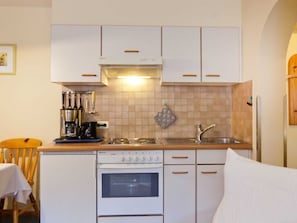 Køleskab, mikrobølgeovn, ovn, højstol