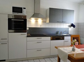 Réfrigérateur, micro-ondes, four, lave-vaisselle