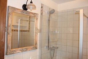 Ducha, secador de pelo y toallas