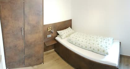 Dreibettzimmer mit WC/ Dusche/Bad - Gästehaus Tagescafe Eckenfels