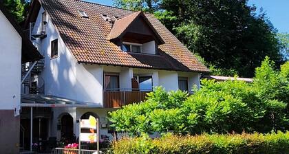 Dreibettzimmer mit WC/ Dusche/Bad - Gästehaus Tagescafe Eckenfels