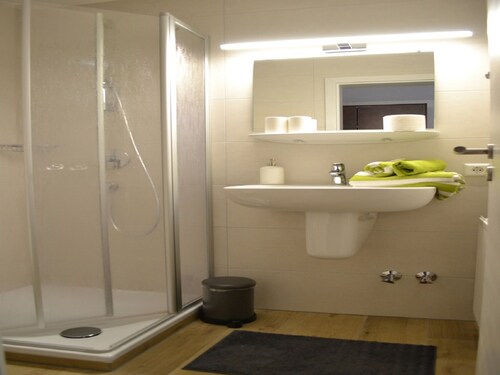 Triple room with WC / shower / bath - Gästehaus Tagescafe Eckenfels