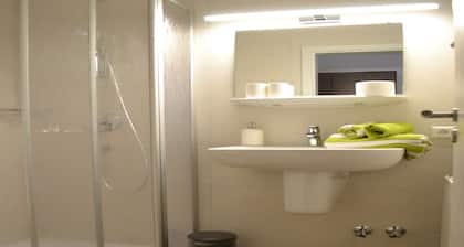 Triple room with WC / shower / bath - Gästehaus Tagescafe Eckenfels