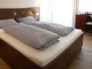 1 Schlafzimmer, Schreibtisch, WLAN, Bettwäsche